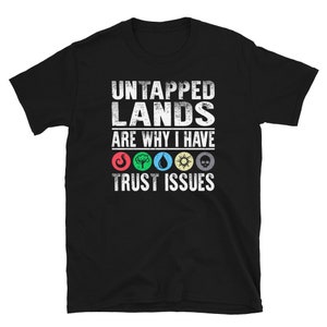 Untapped Lands are why I have trust issues Short-Sleeve Unisex T-Shirt - Geschenk für Mtg Liebhaber/ Magie der Sammlung
