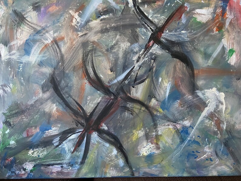 Peut inclure: Peinture acrylique abstraite avec un aspect textur&eacute; et superpos&eacute;. L'&oelig;uvre pr&eacute;sente un m&eacute;lange de couleurs, dont le gris, le noir, le bleu et l'orange, avec des coups de pinceau dynamiques cr&eacute;ant une sensation de mouvement. La composition comprend des formes sombres et stylis&eacute;es.