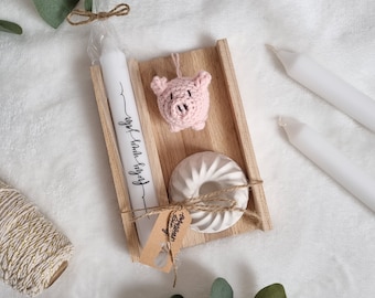Silvestergeschenk & Mitbringsel: Stabkerze mit Spruch im Gugelhupf-Kerzenhalter mit Glücksschweinchen – Frohes Neues Jahr