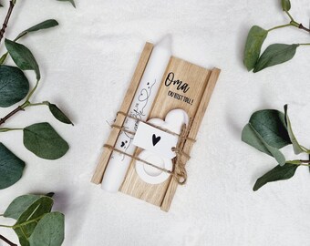 Omas Geschenk zum Muttertag oder Omatag: Stabkerze mit Kerzenhalter und Spruch „Oma du bist toll“ – Herz Geschenkidee & Mitbringsel