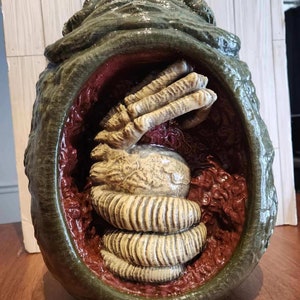 Face hugger