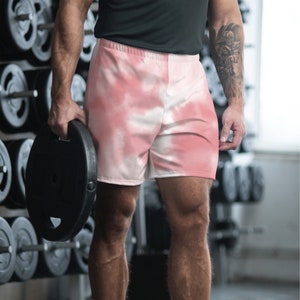 Op de afbeelding: Roze en witte tie-dye sport shorts met een losse pasvorm. De shorts zijn gemaakt van een zachte, comfortabele stof en hebben een trekkoord in de taille.