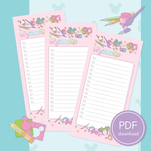Può includere: Tre blocchi per appunti verticali rosa chiaro identici con il testo My Magical List in alto. Ogni blocco presenta un'area di scrittura bianca con piccole icone a forma di orecchie di topo sul lato sinistro, circondate da illustrazioni di articoli.