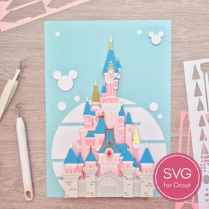 Modello di carta ritagliata ispirato al classico Castello Magico di Parigi. File SVG e PDF con descrizione.