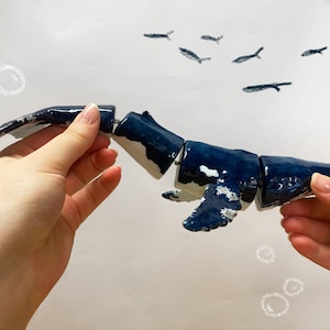 Escultura cinética de ballena jorobada hecha a mano
