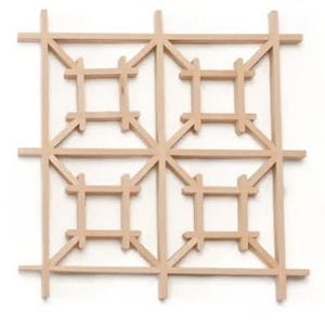 Puede incluir: Un enrejado cuadrado de madera clara con un patrón geométrico repetitivo. El diseño presenta una cuadrícula de vigas horizontales y verticales que se cruzan, con formas cuadradas y triangulares más pequeñas dentro de cada sección. La madera tiene un acabado natural.