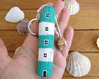 Porte-clés phare vert bois flotté, petit porte-clés nautique en bois peint à la main, accessoire de clés Seamark, bijoux pour clés ou sac