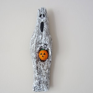 Treibholz-Geist-Wand-Kunst-Dekor, rustikaler hölzerner Geist und kleine Kürbis-Halloween-Dekoration, primitiver Halloween Mini-Holzgeist