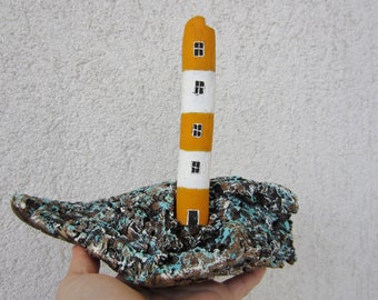 Faro giallo in legno di recupero, scena marina in miniatura, scultura da spiaggia