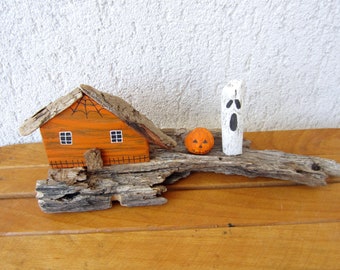 Casa embrujada de Halloween hecha de madera a la deriva, decoración rústica y espeluznante.