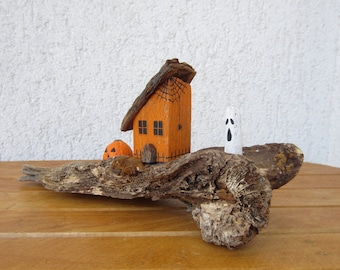 Decoración de Halloween hecha a mano con madera flotante, casa embrujada con fantasma y calabaza.