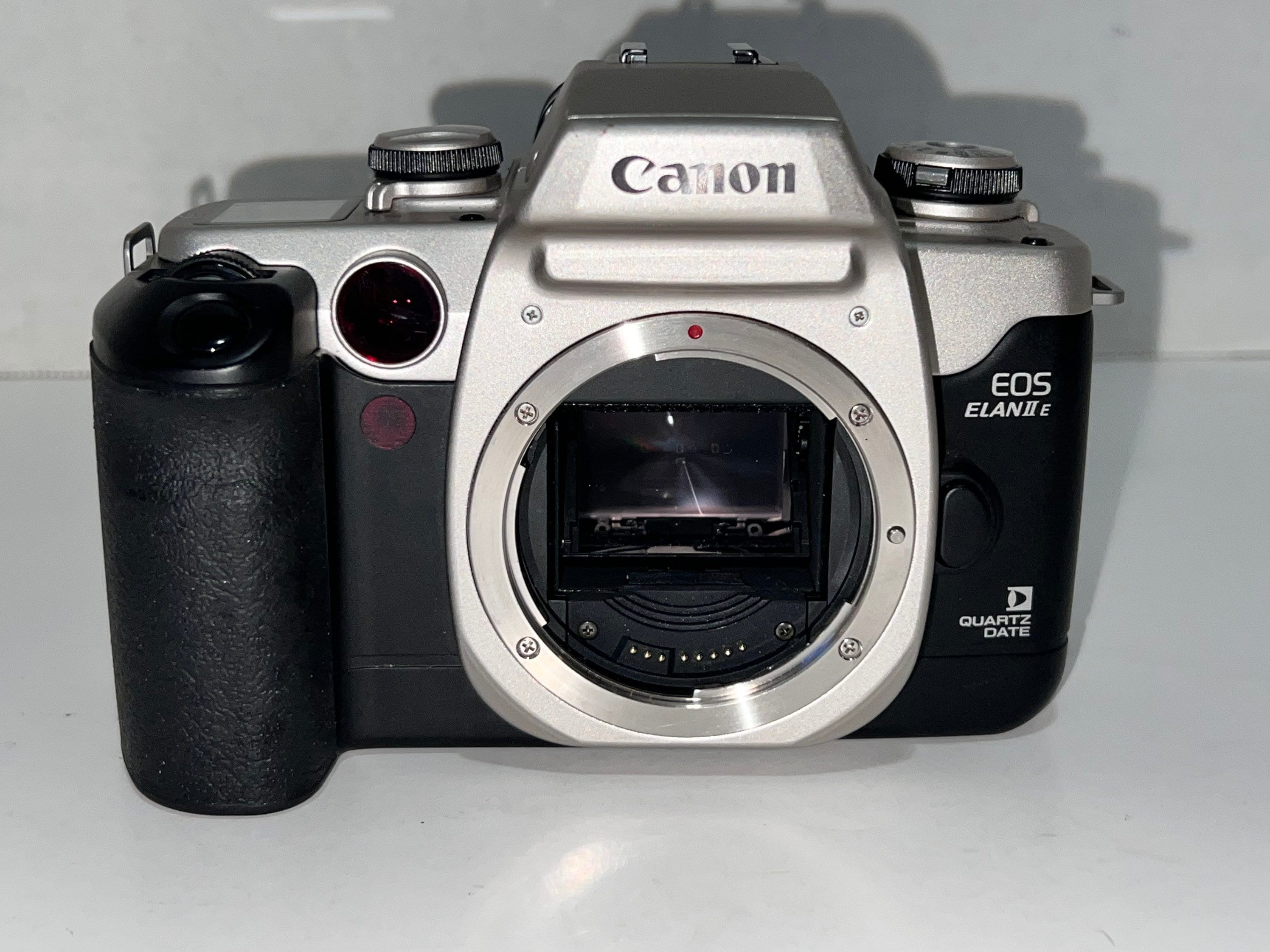 Cannon EOS Elan II E + Battery Pack + Lens Cannonef 28-105mm Cannon EOS Elan II E + Battery Pack + Lens Cannonef 28-105mm