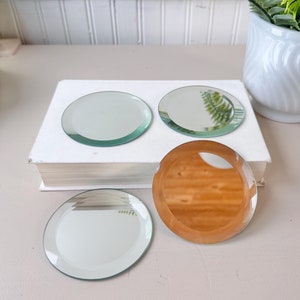 Vintage 1980er Jahre verspiegelte abgeschrägte runde Untersetzer-Set von 4, Retro Spiegel reflektierende Spiegelscheibe, Barware oder Bar Untersetzer, Cocktail-Stunde, Barwagen
