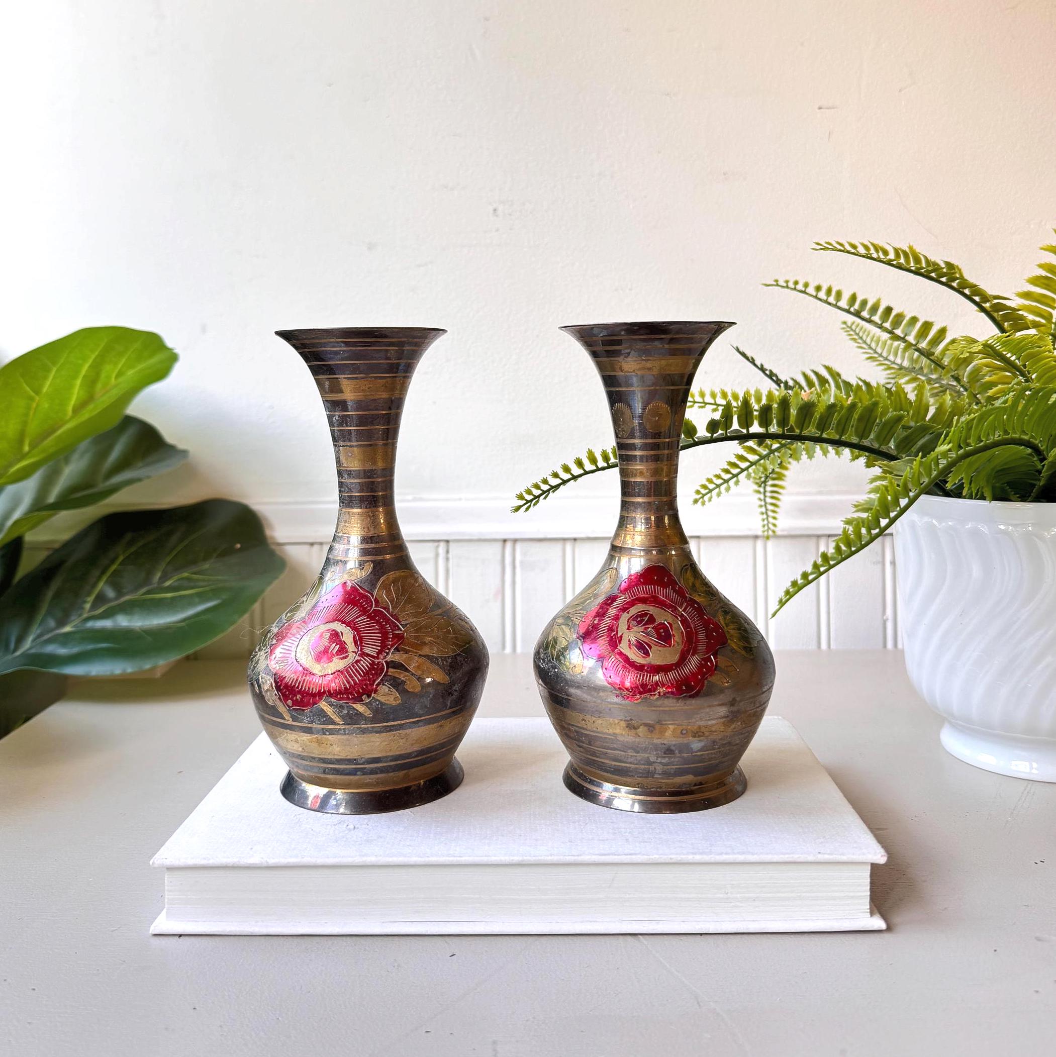1960年代のヴィンテージ真鍮製花瓶（赤い花の象嵌入り）、2個セット 