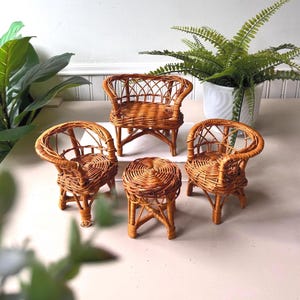 Vieux Mobilier De Poupée En Rotin - Canapé, 2 Fauteuils & Guéridon - Fait Main