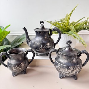 Zestaw do herbaty z lat 20. XX wieku, platerowany srebrem talerz Monarch, marka 8/12, 4 sztuki, antyczny srebrzony czajnik, cukierniczka z pokrywką, dzbanek do mleka, patyna, stan jak na zdjęciu