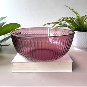 Vintage 1980er Jahre Pyrex gerippte Pflaumenglas-Rührschüssel, Retro Cranberry 4.5L 7404-S Küchenschüssel, MCM Backformen Made in USA