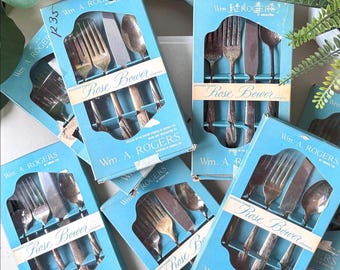 Set di posate in argento placcato Rose Bower da 36 pezzi, vintage 1953 Wm A Rogers con motivo floreale, scatole originali