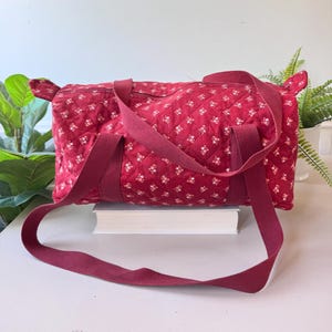 Sac polochon fleuri bordeaux matelassé vintage des années 1980, petit sac de voyage ou fourre-tout de sport, sac de voyage bohème Cottagecore, bagage en tissu fait main