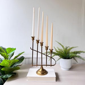 Castiçal cônico vintage de latão e metal com 5 braços, design de instrumento musical MCM de meados do século, candelabro escultural de latão, 5 níveis