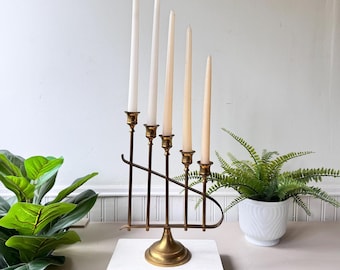 Candelabro cónico vintage de latón y metal de cinco brazos, diseño de instrumento musical de mediados de siglo de MCM, candelabro escultural de latón, cinco niveles