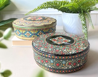 Erhöhtes Emaille Keksdose 2er Set, Vintage 1950er Jahre Floral Embossed Design, Holland und England
