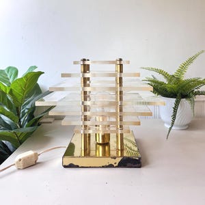 Seltene 1960er Jahre Messing & geschichtete Lucite Tischlampe, MCM Mitte des Jahrhunderts Modernist gestapeltes Acryllicht, Art Deco Revival, Space Age Ästhetik