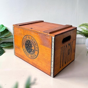 Caja publicitaria de jabón de madera color marfil, Vinateg MCM, caja de cedro de mediados de siglo de la década de 1950 de Procter & Gamble, estilo industrial.