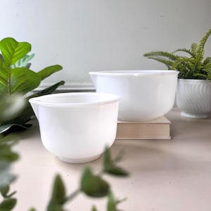 Vintage 1960s Glassbake Sunbeam Mixing Bowls, MCM Mid Century Milk Glass Kitchen Bowl Set with Pour Spouts, Retro White Batter Bowls USA