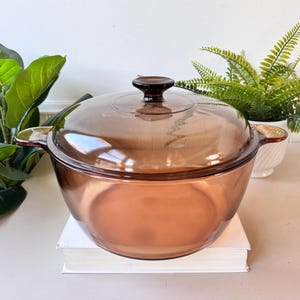 Vintage 1980s Vision Amber Large Glass 4.5 L Casserole Pot with Lid, Pyrex by Corning, MCM Mid Century Cookware, Heat Resistant Glass Pot