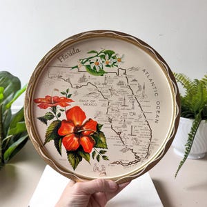 vintage des années 1970 souvenir de la Floride 11" plateau en métal, plateau de carte d'état touristique rond du milieu du siècle MCM, hibiscus et fleur d'oranger, voyage, États-Unis