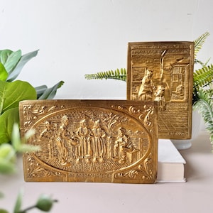 Arte murale olandese in ottone goffrato vintage anni '50 di P. De Hoogh, set di 2, targhe in rilievo MCM Mid Century Holland, decorazioni da parete per la casa