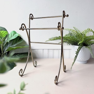 Suporte para toalhas em latão, estilo vintage dos anos 1960, modelo Hollywood Regency com detalhes em pergaminho.