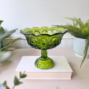 Vintage 1960s Green LE Smith Moon and Stars Compote, MCM Mid Century Scalloped Edge Pedestal Candy Dish, Pressed Glass Fruit Bowl