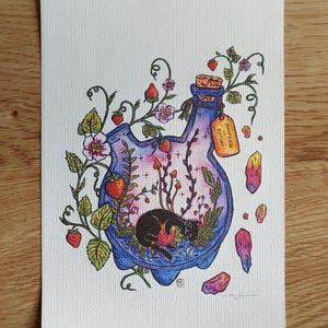 以下が含まれることがあります： コルク栓の付いた青いポーションボトルの気まぐれなイラスト。内部には、キノコとイチゴの中で黒猫が休んでいます。ボトルはつる、花、そして「Happiness Potion」と書かれたタグで飾られています。カラフルなクリスタルがボトルを囲んでいます。