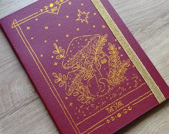 Quaderno da disegno fatto a mano con copertina morbida bordeaux n. 2 - quaderno da disegno in carta colorata A5 con dettagli dorati - tarocchi del gatto - 32 fogli