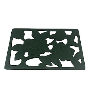 Peut inclure: Tapis de jardin rectangulaire en métal vert foncé avec un motif floral. Le tapis présente des fleurs et des feuilles découpées, créant un motif décoratif. Le tapis est conçu pour être placé sur le sol.