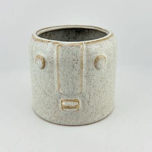 Vaso pequeno para plantas Madam Stoltz com rosto alongado, em cerâmica bege com pintas. Ótimo estado de conservação.