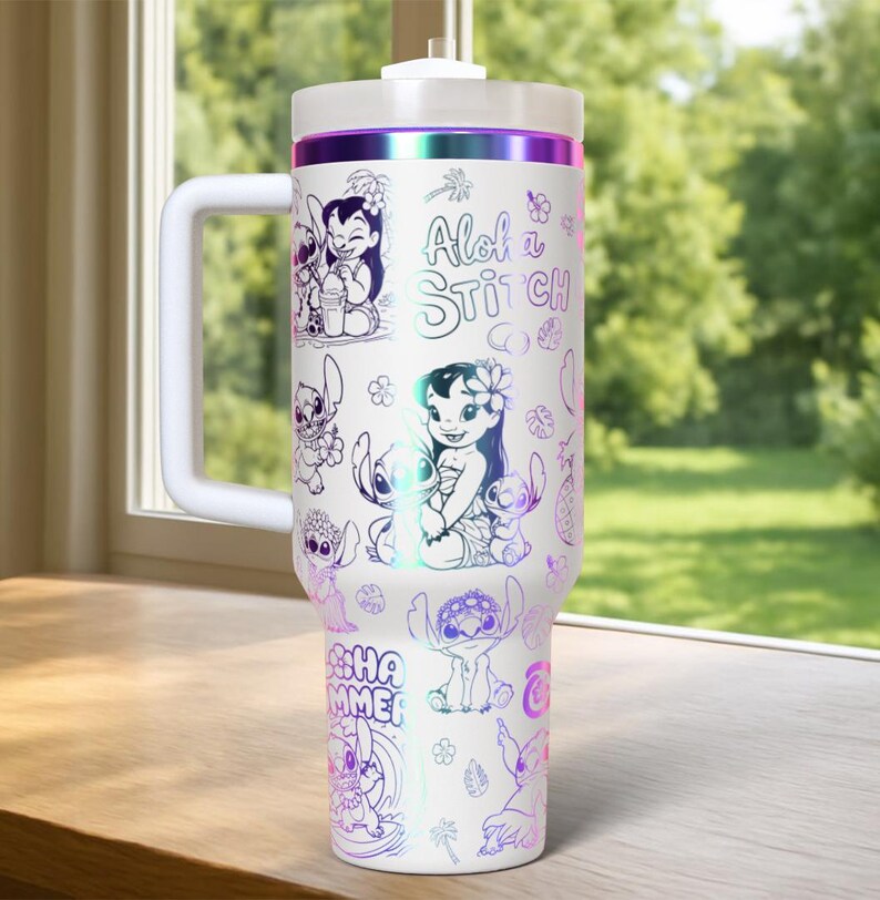 May include: White travel mug with illustrations of Lilo & Stitch characters. The mug has a white handle and lid, with the words "Aloha Stitch" and "Summer" in a colorful design. The mug is approximately 23 cm tall.