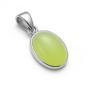 Op de afbeelding: Zilveren hanger met een ovale, lichtgroene steen. De steen is gezet in een gepolijste zilveren rand en heeft een glad, glanzend oppervlak. Het ontwerp is eenvoudig en elegant.