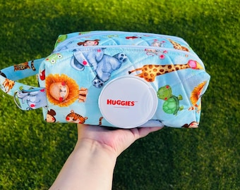 Estuche acolchado hecho a mano para pañales y toallitas húmedas / Estilo safari para guardería / Organizador para bolso de cochecito / Estuche con doble cremallera / Regalo para baby shower / ¡Llévalo contigo!