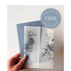 Envoltura y sobre impresos en azul polvoriento para invitación de boda, kit de invitación de boda DIY, cubierta de vitela floral, eucalipto azul claro y verde