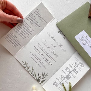 Zaproszenie ślubne Gatefold Sage, zaproszenie Greenery z osią czasu, nowoczesne rustykalne przyjęcie wieczorne, pergaminowy pas na brzuch z okrągłą etykietą, PD04