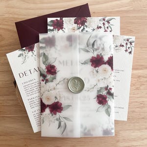 Bourgondische huwelijksuitnodigingssuite, kaart met witte bloemen perkament wrap details, RSVP-insteekkaart, bordeauxrode envelop, saliegroen, gouden bloemenwas, PD17