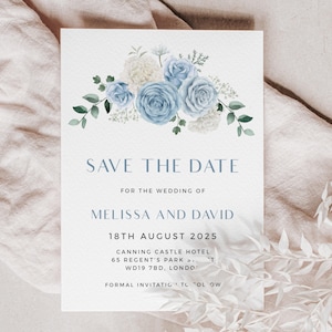 Può includere: Un invito formale di nozze con il testo "Save the Date" e i nomi "Melissa e David". La data è il 18 agosto 2025. L'invito presenta una composizione floreale di rose blu e bianche e verde.