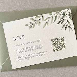 Gedruckte Green Sage Einladungskarte und QR Rsvp Karte | Personalisierte minimalistische Antwortkarten | Minimalistisches Antwortmuster für die Hochzeit mit QR Code | PD04