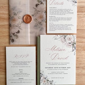 Goud en saliegroen perkamentwikkel huwelijksuitnodigingset met RSVP en lakzegel, chique groene envelop, elegante stijlvolle briefpapiersuite, PD07