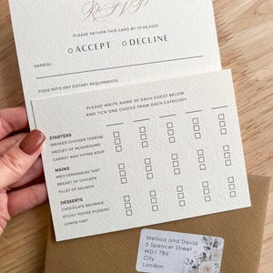 Carte RSVP florale blanche et dorée avec choix de menus, papeterie de mariage, élégant insert recto-verso avec menu, jardin d'été bohème, PD07