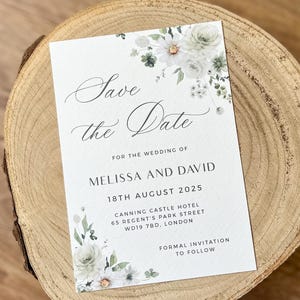 Reserve a data do dia de São Patrício, convite de casamento irlandês verde, papelaria elegante para o dia com folhas de trevo, cartão de recepção minimalista em trevo