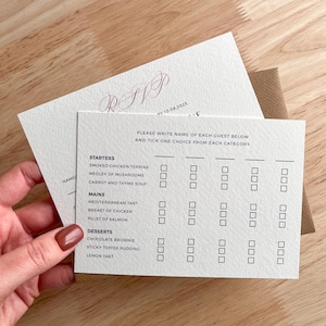 RSVP-kaart met gouden en witte bloemen, delicate bloemen bruiloft briefpapier, elegant dubbelzijdig invoegen met menukeuzes, zomertuin boho, PD07
